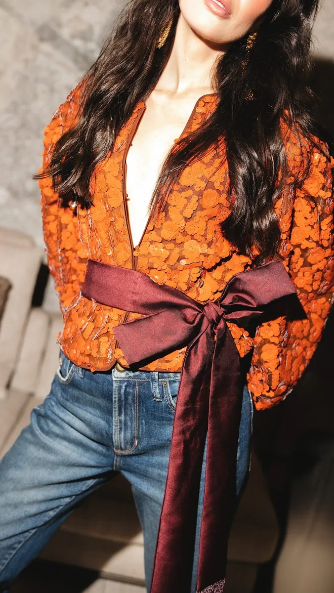 Detalhe de look laranja usado por Monique Dias em campanha da BO.BÔ
