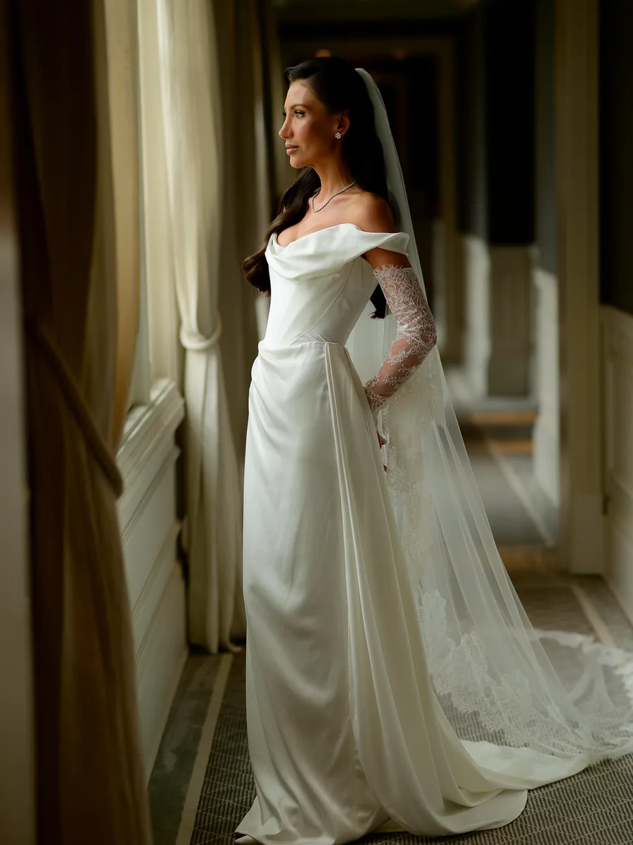 Monique Dias em vestido de noiva branco