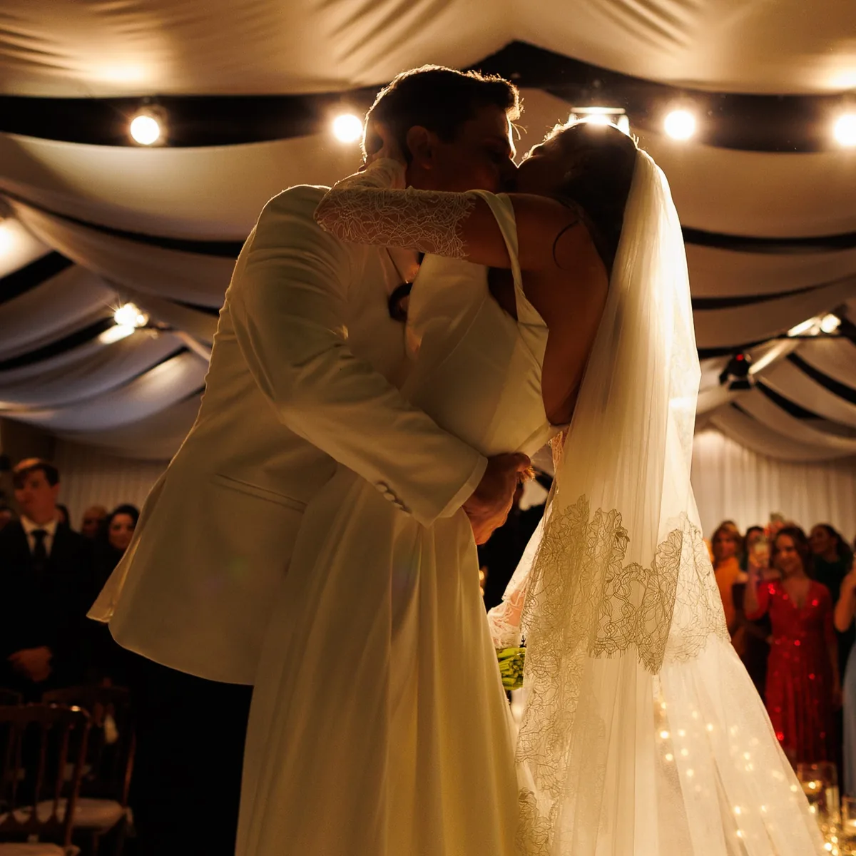 Monique Dias e seu parceiro durante a celebração do casamento